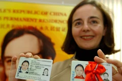 Trung Quốc phát hành thẻ cư trú dành cho người nước ngoài mẫu mới