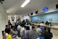 Người dân đến làm thủ tục tại Trung tâm Phục vụ Hành chính Công tỉnh Đồng Nai. (Ảnh: Nhật Bình/TTXVN)