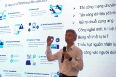 Ông Nguyễn Hữu Nguyên, Phó Giám đốc Trung tâm Ứng cứu Khẩn cấp Không gian Mạng Việt Nam, (Bộ Thông tin và Truyền thông) trình bày chuyên đề về an toàn thông tin trong Chuyển đổi Số. (Ảnh: Văn Sĩ/TTXVN)