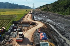 Các nhà thầu thi công tại gói thầu số 2 trên tuyến cao tốc Chí Thạnh-Vân Phong. (Ảnh: Huy Hùng/TTXVN)