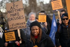 Nhân viên y tế tham gia đình công tại London, Anh ngày 6/2/2023. (Ảnh: AFP/TTXVN)