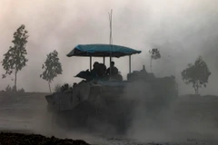 Binh sĩ và xe quân sự Israel được triển khai gần biên giới với Dải Gaza ngày 26/11/2023. (Ảnh: AFP/TTXVN)