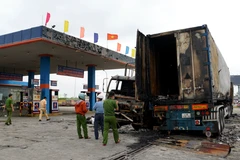 Quảng Nam: Xe tải cháy trơ khung trong đêm ngay trước cây xăng