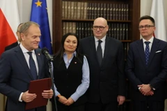 Tân Thủ tướng Ba Lan Donald Tusk (trái) và các thành viên nội các mới trong cuộc gặp Chủ tịch Hạ viện Szymon Holownia (phải) tại Warsaw ngày 12/12/2023. (Ảnh: PAP/TTXVN)