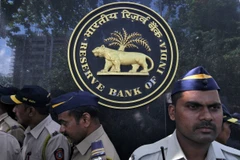 Lực lượng an ninh bên ngoài Ngân hàng Trung ương Ấn Độ ở Mumbai. (Ảnh: Reuters)