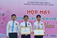 Lãnh đạo Bảo hiểm xã hội Thành phố Hồ Chí Minh tuyên dương, khen thưởng thầy hiệu trưởng và tập thể giáo viên Trường THCS Nguyễn Văn Luông, Quận 6. (Ảnh: TTXVN phát)