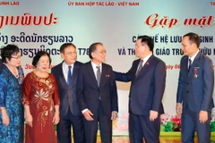 Chủ tịch Quốc hội Vương Đình Huệ, Chủ tịch Quốc hội Lào Saysomphone Phomvihane và đại biểu với các thế hệ lưu học sinh và cán bộ, giáo viên Trường Hữu nghị T78. (Ảnh: Doãn Tấn/TTXVN)