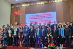 Các đại biểu chụp ảnh kỷ niệm tại sự kiện. (Nguồn: Hà Nội Mới)