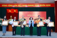 Đồng chí Trương Thị Mai trao Huân chương Lao động của Chủ tịch nước và Bằng khen của Thủ tướng Chính phủ cho các cá nhân có thành tích xuất sắc. (Ảnh: Phương Hoa/TTXVN)
