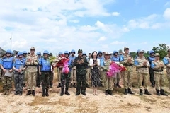 Thượng tướng Phùng Sĩ Tấn, Phó Tổng Tham mưu trưởng Quân đội Nhân dân Việt Nam tặng hoa cho các đơn vị tham gia diễn tập. (Ảnh: TTXVN phát)