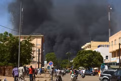 Khói bốc lên từ hiện trường một vụ tấn công ở Ouagadougou, Burkina Faso. (Ảnh: AFP/TTXVN)