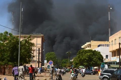 Khói bốc lên từ hiện trường một vụ tấn công ở Ouagadougou, Burkina Faso. (Ảnh: AFP/TTXVN)