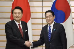 Tổng thống Hàn Quốc Yoon Suk Yeol (trái) và Thủ tướng Nhật Bản Fumio Kishida tại cuộc gặp ở Tokyo ngày 16/3/2023. (Ảnh: Kyodo/TTXVN)
