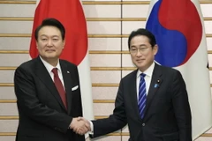 Tổng thống Hàn Quốc Yoon Suk Yeol (trái) và Thủ tướng Nhật Bản Fumio Kishida tại cuộc gặp ở Tokyo ngày 16/3/2023. (Ảnh: Kyodo/TTXVN)