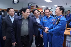 Hình ảnh Thủ tướng thăm các cơ sở kinh tế quan trọng ở tỉnh Quảng Ngãi