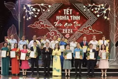 Lãnh đạo Thành uỷ Thành phố Hồ Chí Minh và Hội Nông dân Thành phố trao thư cảm ơn các đơn vị ủng hộ chương trình. (Ảnh: Xuân Anh/TTXVN)