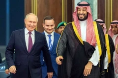 Thái tử Saudi Arabia Mohammed bin Salman (phải) và Tổng thống Nga Vladimir Putin (trái) tại cuộc gặp ở Riyadh, Saudi Arabia, ngày 6/12/2023. (Ảnh: AFP/TTXVN)