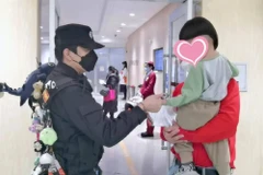 Các bệnh nhi thường nín khóc khi nhìn thấy bộ sưu tập đồ chơi treo trên đồng phục của người bảo vệ. (Nguồn: SCMP)