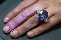 Đấu giá viên kim cương xanh quý hiếm Bleu Royal nặng 17,61 carat