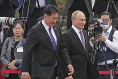 Tổng thống Nga Vladimir Putin (phải) và người đồng cấp Mông Cổ Ukhnaagiin Khurelsukh tại cuộc gặp ở thủ đô Ulan Bator. (Ảnh: Kyodo/TTXVN)
