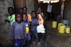 Các em nhỏ tại Kilifi County, Kenya. (Ảnh: THX/TTXVN)