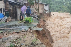 Tình trạng sạt lở ăn sâu vào nhà dân tại huyện Mường Lát (Thanh Hóa). (Ảnh: TTXVN phát)