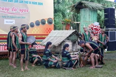 Đoàn nghệ nhân huyện Lắk trình diễn tái hiện trích đoạn Lễ cúng rước hồn lúa về kho của dân tộc Mnông Gar tại Lễ bế mạc. (Ảnh: Hoài Thu/TTXVN)