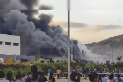 Khói bốc lên từ vụ cháy nhà máy Tata Electronics. (Nguồn: PTI)