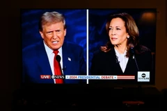 Cựu Tổng thống Mỹ Donald Trump (trái) và Phó Tổng thống Kamala Harris tại cuộc tranh luận trực tiếp ở thành phố Philadelphia, bang Pennsylvania tối 10/9. (Ảnh: AA/TTXVN)