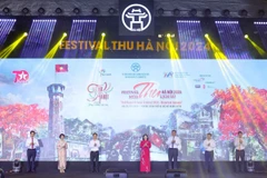 Đại biểu thực hiện nghi thức khai mạc Festival Thu Hà Nội lần thứ 2. (Ảnh: Thanh Tùng/TTXVN)