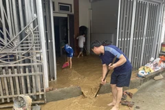Một số điểm tại xã Hiền Lương, nước đã rút. Các hộ dân tranh thủ vệ sinh, dọn dẹp nhà cửa. (Ảnh: Tạ Toàn/TTXVN)
