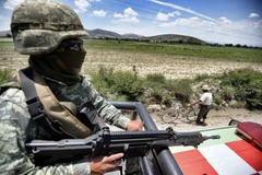 Binh sỹ quân đội Mexico tuần tra ở Tepeaca, bang Puebla, Mexico. (Ảnh; AFP/TTXVN)