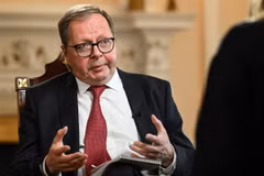 Đại sứ Nga tại Anh Andrei Kelin trả lời phỏng vấn hãng BBC tại London, Anh. (Ảnh: AFP/TTXVN)