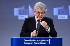 Ủy viên thị trường nội địa Liên minh châu Âu Thierry Breton trong một cuộc họp báo tại Brussels, Bỉ. (Ảnh: AFP/TTXVN