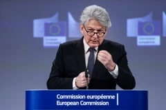 Ủy viên thị trường nội địa Liên minh châu Âu Thierry Breton trong một cuộc họp báo tại Brussels, Bỉ. (Ảnh: AFP/TTXVN