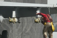 Nhân viên hải quân Mỹ kiểm tra bom dẫn đường. (Ảnh: AFP/TTXVN)