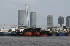 Tàu thuyền neo đậu tránh bão Yagi tại cảng ở Hải Khẩu, tỉnh Hải Nam, Trung Quốc. (Ảnh: THX/TTXVN)