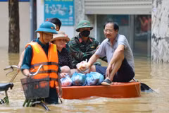 Lực lượng quân đội giúp người dân di chuyển và tiếp tế nhu yếu phẩm. (Ảnh: Thanh Tùng/TTXVN)