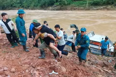 Các lực lượng cứu hộ trong và ngoài tỉnh đã tổ chức ứng phó, để tiếp cận tìm kiếm cứu nạn, cứu hộ. (Ảnh: TTXVN phát)