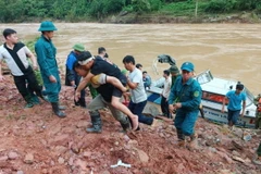 Các lực lượng cứu hộ trong và ngoài tỉnh đã tổ chức ứng phó, để tiếp cận tìm kiếm cứu nạn, cứu hộ. (Ảnh: TTXVN phát)