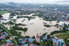 Nước bắt đầu rút nhưng nhiều tuyến đường ở thành phố Thái Nguyên vẫn ngập (ảnh chụp lúc 6 giờ 45 ngày 11/9). (Ảnh: Hoàng Hiếu/TTXVN)