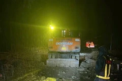 Các đơn vị chức năng đang tập trung giải quyết sạt lở để thông xe Quốc lộ 4D nối Lai Châu và Sa Pa. (Ảnh: TTXVN phát)