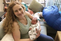 Liz Chrastil, nhà khoa học thần kinh tại Đại học California, và đứa con trai mới sinh của mình. (Ảnh: Liz Chrastil)