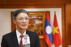 Đại biện lâm thời Đại sứ quán Việt Nam tại Lào Phan Minh Chiến trả lời phỏng vấn. (Ảnh: Xuân Tú/TTXVN)