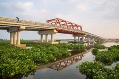 Công trình cầu máng dẫn nước hồ Dầu Tiếng vượt sông Vàm Cỏ Đông dài 2,361km qua ống thép để đưa nước tưới cho cư dân 2 huyện biên giới tỉnh Tây Ninh. (Ảnh: Giang Phương/TTXVN)