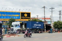 Hiện trường vụ tai nạn giữa xe container và xe máy khiến 2 người tử vong tại chỗ tại thị xã Phước Long, Bình Phước sáng 31/8. (Ảnh: TTXVN phát)