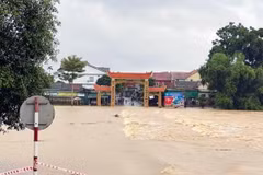 Mưa lớn nước từ thượng nguồn đổ về làm ngập cầu tràn Phá Giang (Hương Sơn). (Ảnh: TTXVN phát)