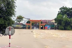 Mưa lớn nước từ thượng nguồn đổ về làm ngập cầu tràn Phá Giang (Hương Sơn). (Ảnh: TTXVN phát)