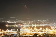 Hệ thống phòng không Israel đánh chặn tên lửa phóng từ phía Liban ngày 24/9. (Ảnh: THX/TTXVN)