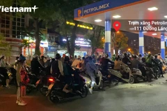 Người dân xếp hàng dài chờ đổ xăng trong tối 10/10